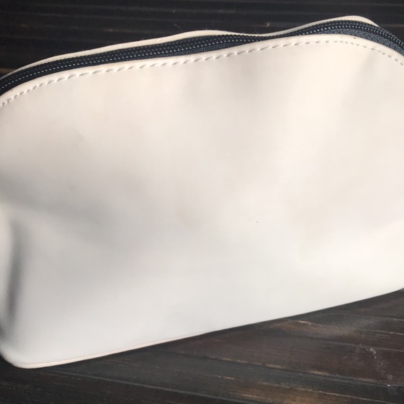 🚨B2G1 DOLCE & GABBANA Ivory Black Makeup Bag - Picture 4 of 6